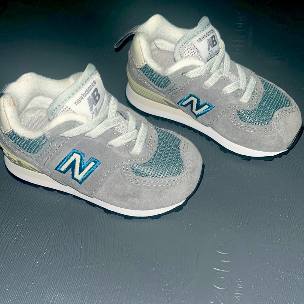 New Balance
Classic 574
Unisex
Size 4- Toddler/ Gray